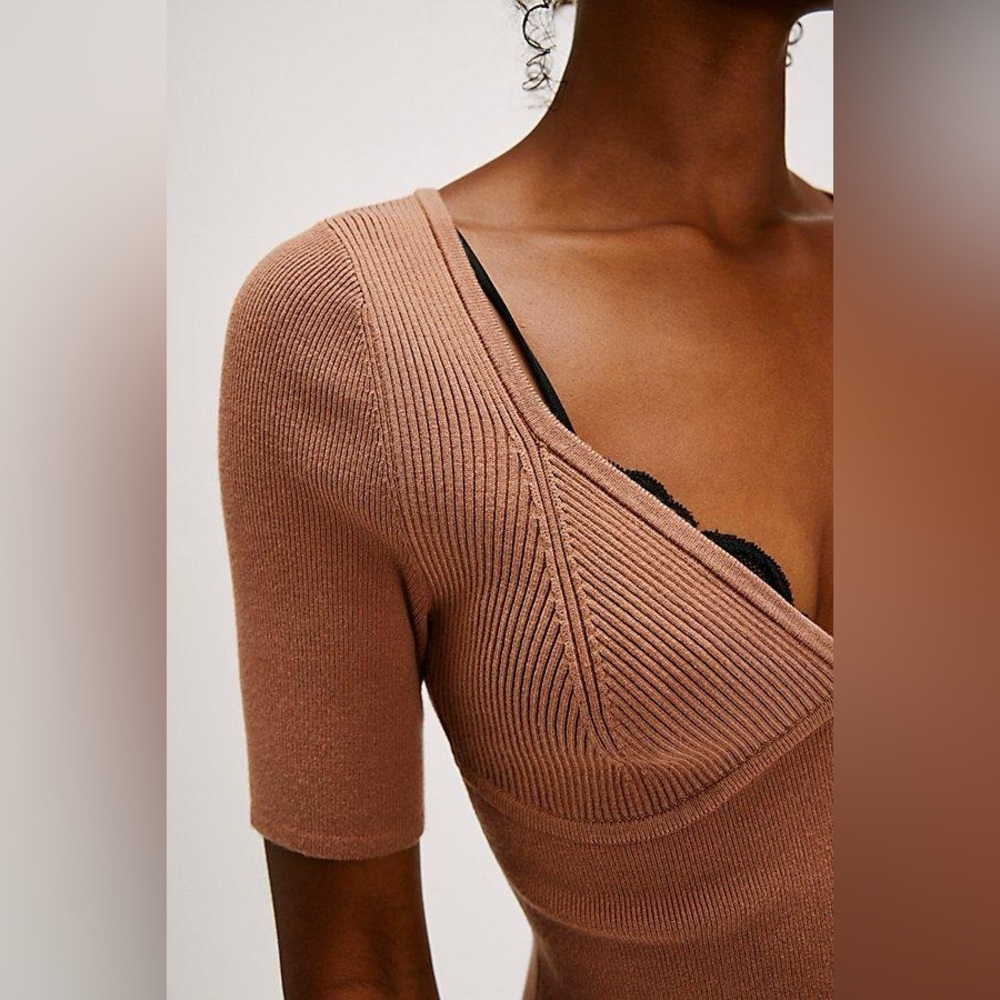NWOT Free People Regan Swit Short Sleeve Ribbed V Neck Knit Sweater Sz M - Picture 2 of 3